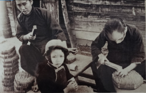 四十年代，手工業興起，輕工業漸露雛型